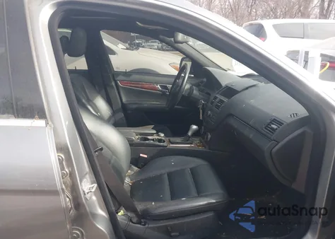 2011 Mercedes-Benz C 300 Luxury 4Matic/Sport 4Matic z USA, uszkodzony, nr VIN WDDGF8BB4BR168805